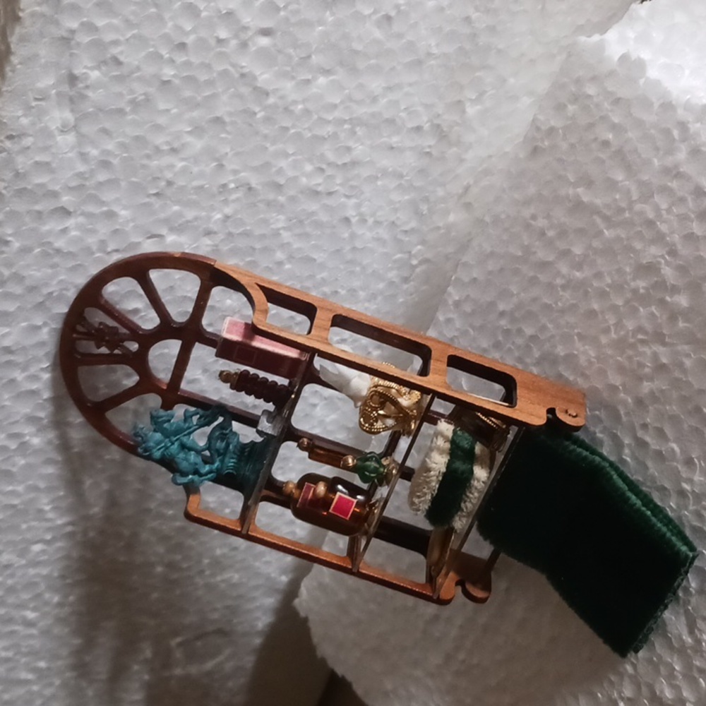 Brooke Tucker dollhouse wall shelf/ accessories - Picture 4 of 4